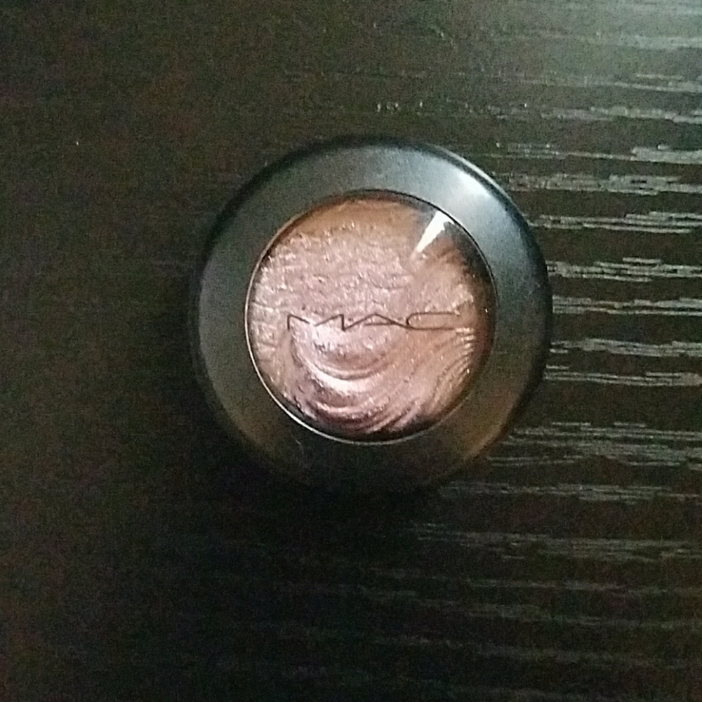 MAC SMOKY MAUVE EYE SHADOW
